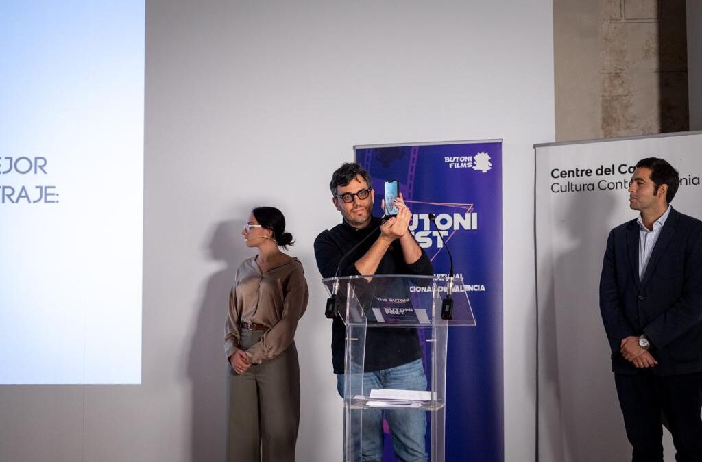 Desde Euroairlines, Guillermo López Lázaro entregó el premio al mejor cortometraje internacional en el Butoni Festival.